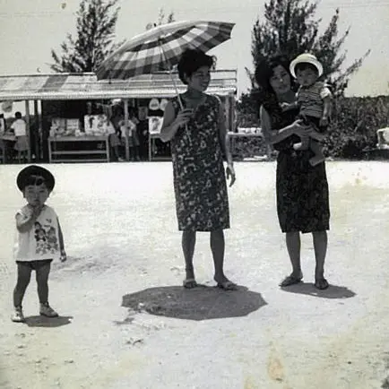 海辺で撮影された家族の古写真
